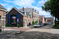 904637 Gezicht op de huizen 2e Daalsedijk 59 -lager te Utrecht, met links de ingang van de Meidoornstraat en de ...